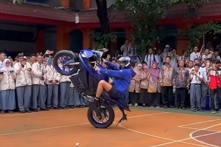 Toprak Razgatlioglu führte vor Schülern und Lehrern einige Stunts vor