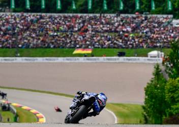 MotoGP in Deutschland: Im Hintergrund die schnelle Sachsenkurve
