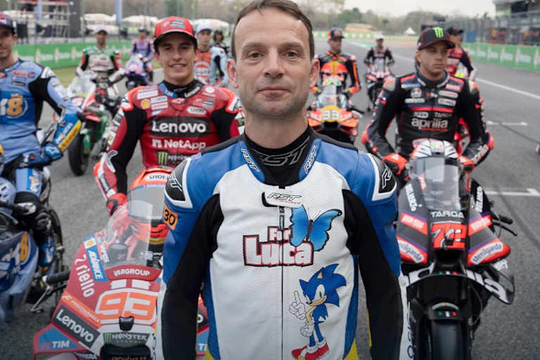 Sylvain Guintoli in der speziellen Lederkombi mit den MotoGP-Assen