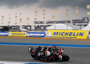 Bestzeit vor dramatischem Himmel für Aprilia-Pilot Bezzecchi