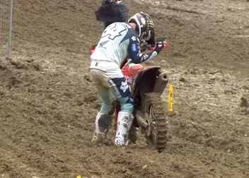 Jeffrey Herlings blieb im ersten Lauf mit abgesprungener Kette liegen