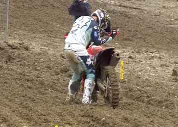 Jeffrey Herlings blieb im ersten Lauf mit abgesprungener Kette liegen