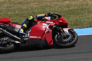 Fermin Aldeguer auf der neuen 850er-Ducati mit Pirelli-Reifen