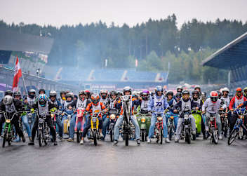 Die MotoGP-Asse mit den 50-ccm-Fans an der Startlinie