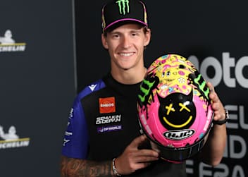 Fabio Quartararo mit dem Helm für seinen Heim-GP