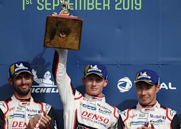 Mike Conway (Mitte) mit der RAC Tourist Trophy