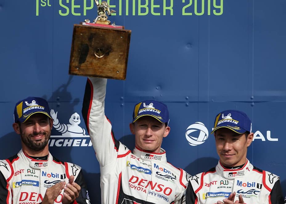 Mike Conway (Mitte) mit der RAC Tourist Trophy