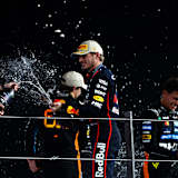 Verstappen auf dem Podium mit Richard Wolverson, Head of Racing Operations