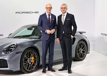 Dr. Michael Leiters und Dr. Jochen Breckner vor einem Porsche 911 Turbo S