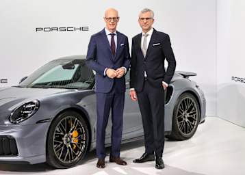 Dr. Michael Leiters und Dr. Jochen Breckner vor einem Porsche 911 Turbo S