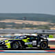 Aston Martin schwimmt im Regen von Magny-Cours zur Bestzeit