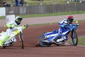 Mario Häusl (rot) geht in seine erste Profisaison