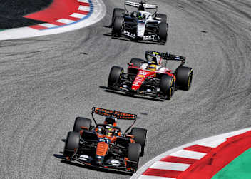 Oscar Piastri vor Lewis Hamilton