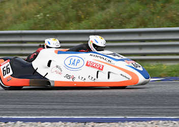 Roscher/Burkhard stehen in der Int. Sidecar Trophy 1000 vor dem Titelgewinn
