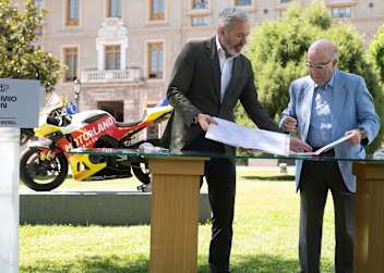 Vertragunterzeichnung mit Carmelo Ezpeleta, CEO MotoGP Sports Entertainment