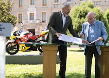 Vertragunterzeichnung mit Carmelo Ezpeleta, CEO MotoGP Sports Entertainment