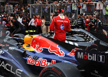 Hamilton guckt sich nach dem Monaco-GP die Autos von Mercedes und RBR an