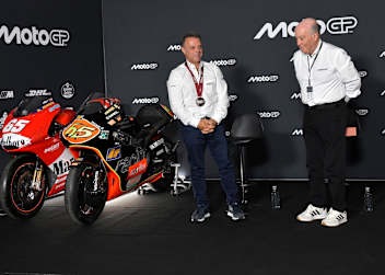 Loris Capirossi wurde persönlich von Carmelo Ezpeleta geehrt