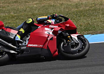 Fermin Aldeguer auf der neuen 850er-Ducati mit Pirelli-Reifen