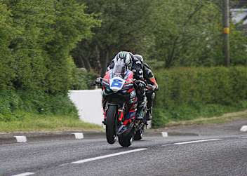 Michael Dunlop behält einmal mehr auf seiner Supersport-Ducati die Oberhand