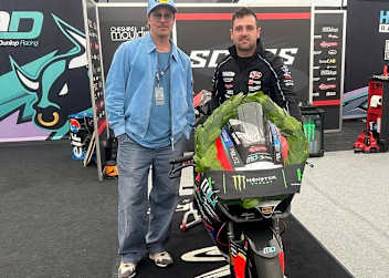 Stars unter sich: Brad Pitt stattet Michael Dunlop im Fahrerlager Besuch ab