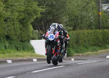Michael Dunlop behält einmal mehr auf seiner Supersport-Ducati die Oberhand