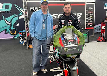 Stars unter sich: Brad Pitt stattet Michael Dunlop im Fahrerlager Besuch ab