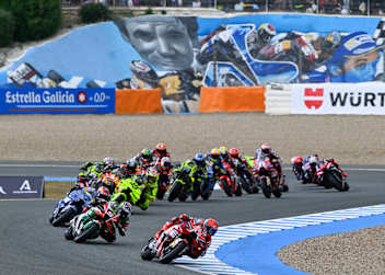 Marc Marquez (vorne) gewann – trotz Sturz und Regen