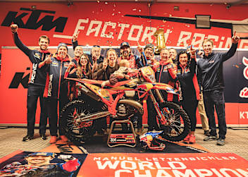 Manuel Lettenbichler mit seiner Familie und der KTM-Crew