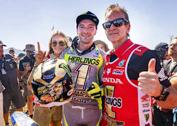 Jeffrey Herlings feiert mit Teamchef Gariboldi seinen 6. WM-Titel