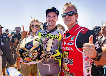 Jeffrey Herlings feiert mit Teamchef Gariboldi seinen 6. WM-Titel