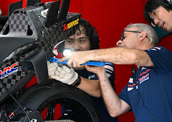 In der MotoGP sind Techniker aus der ganzen Welt am Werk