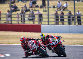 Nicolo Bulega und Yari Montella im Superpole-Race in Donington