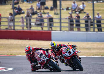 Nicolo Bulega und Yari Montella im Superpole-Race in Donington