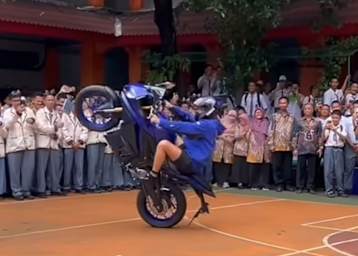 Toprak Razgatlioglu führte vor Schülern und Lehrern einige Stunts vor