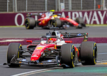 Charles Leclerc und Lewis Hamilton mit ihren Ferrari