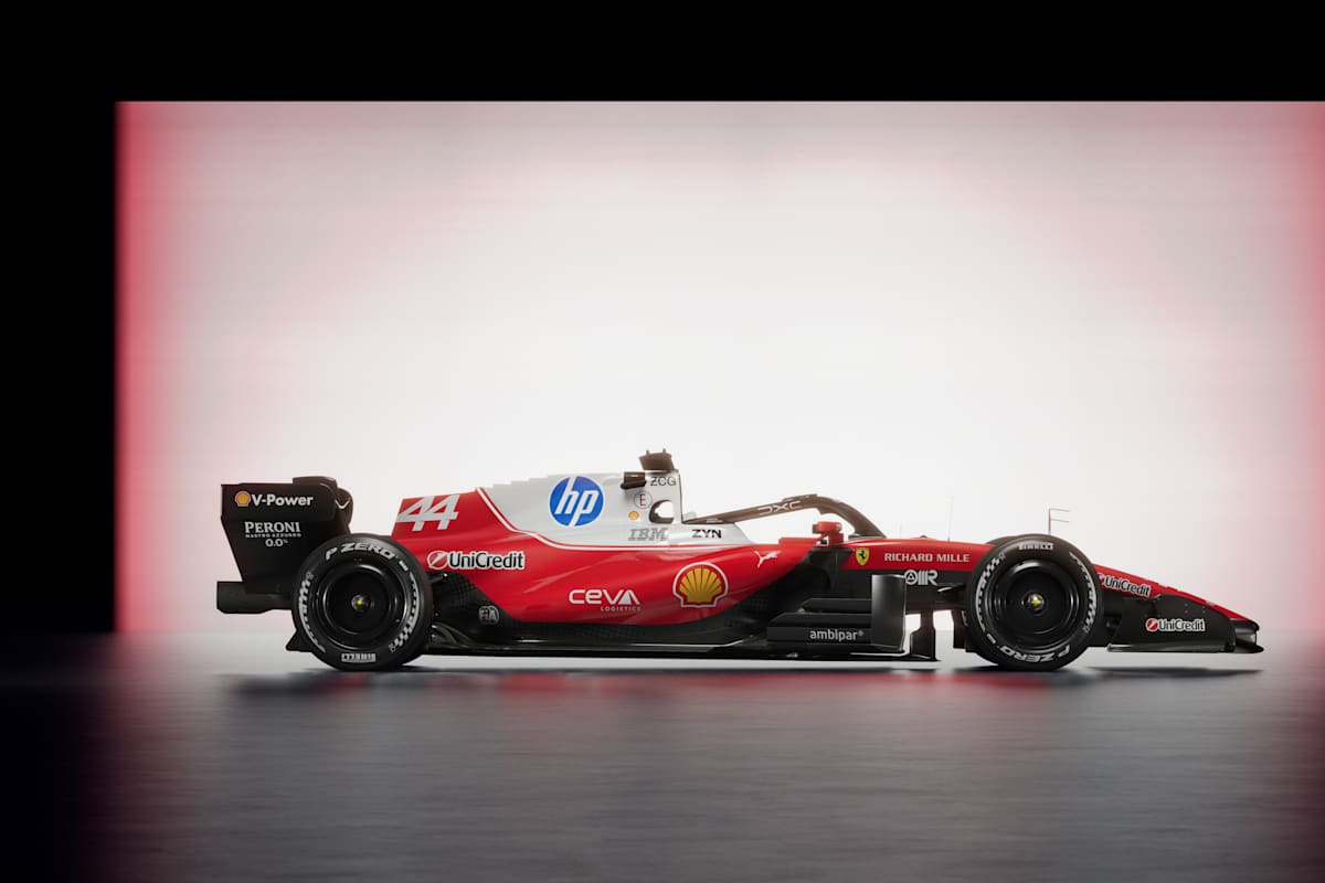 Der Wagen von Hamilton und Leclerc von der Seite: mehr Weiss