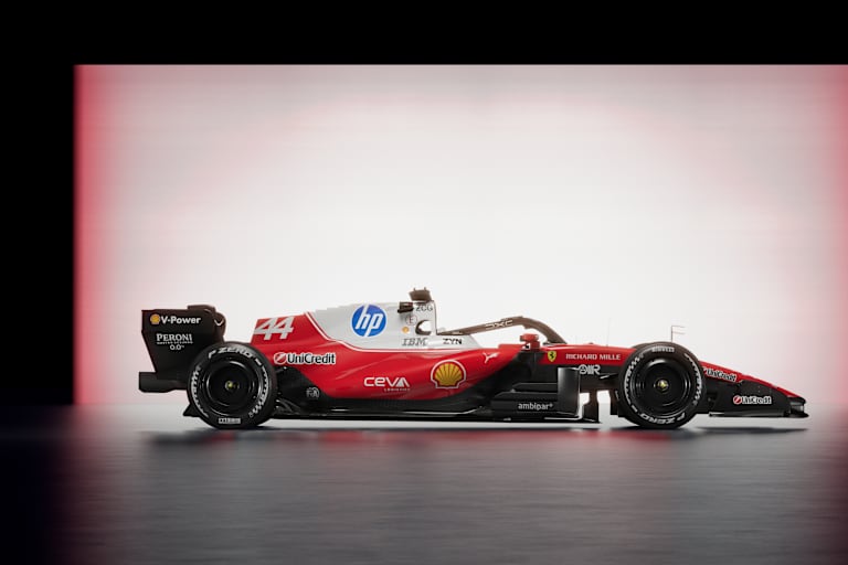 Der Wagen von Hamilton und Leclerc von der Seite: mehr Weiss