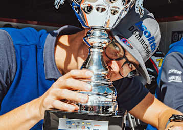 Andreas Kofler macht Pause beim Sammeln von Pokalen