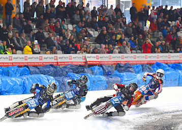Schon beim Training waren in Inzell 2000 Besucherinnen und Besucher vor Ort