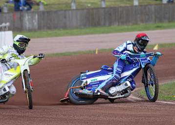 Mario Häusl (rot) geht in seine erste Profisaison