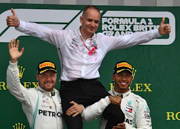 John Owen 2019 mit Valtteri Bottas und Lewis Hamilton