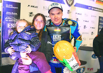 Luca Bauer in Inzell mit seiner Frau Anna und Tochter Marlen