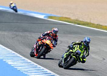 Ai Ogura behielt im harten Zweikampf mit Enea Bastianini (KTM) die Oberhand