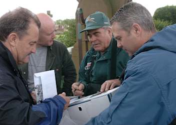 Paddy Driver umringt von Rennsportfans