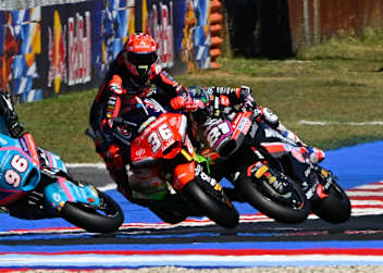 In Misano wurde Senna Agius (Nr. 81) von Piqueras (Nr. 36) zu Fall gebracht