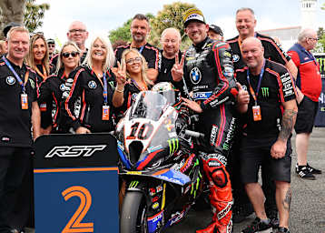 Ein glücklicher Peter Hickman mit seinem Team