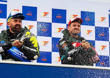 Schon am Sonntag teilte sich Michael Dunlop mit Jamie Coward das Podium