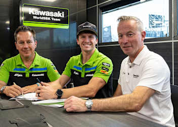 Teamchef Puccetti, Garrett Gerloff und Kawasaki-Manager Guttridge (v.l.)
