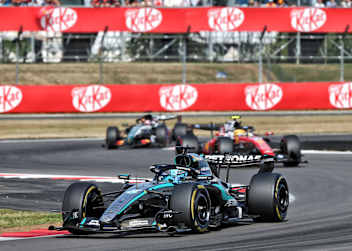 George Russell vor Lewis Hamilton
